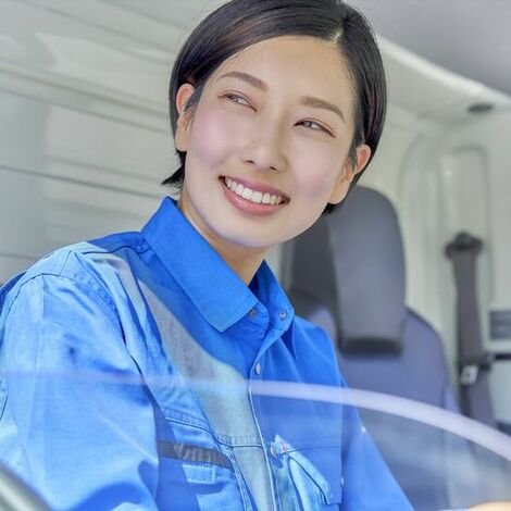 運転中の女性スタッフ
