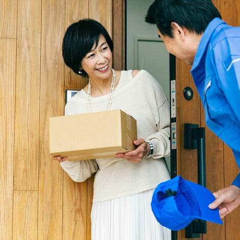 配達する男性スタッフ